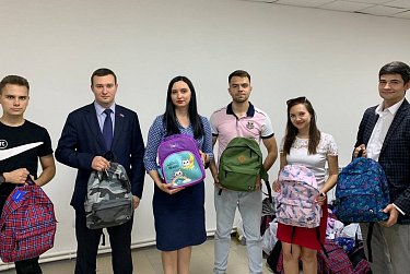 Молодые парламентарии собрали рюкзаки и книги детям Донбасса